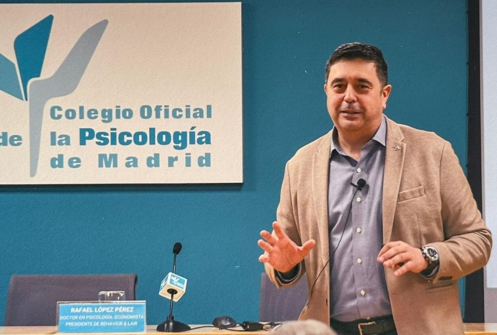 El Dr. Rafael L&oacute;pez, ponente invitado las Jornadas de Psicolog&iacute;a y Econom&iacute;a del COP