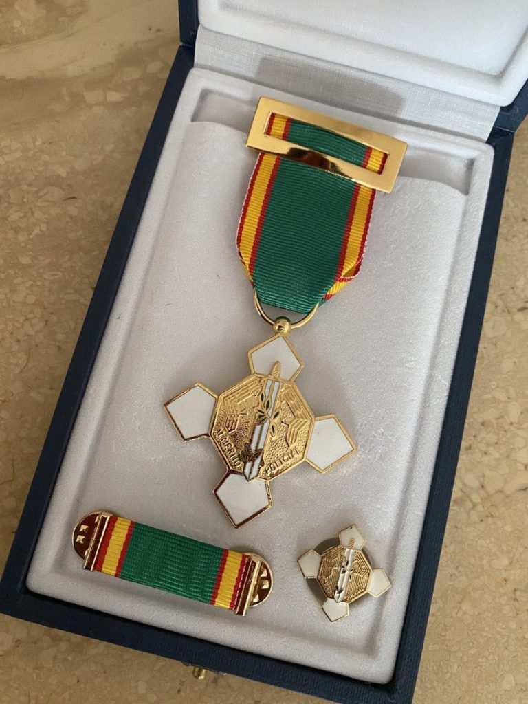 El Dr. Rafael L&oacute;pez, Rector de Evidentia University, recibe la medalla al M&eacute;rito Policial con distintivo blanco